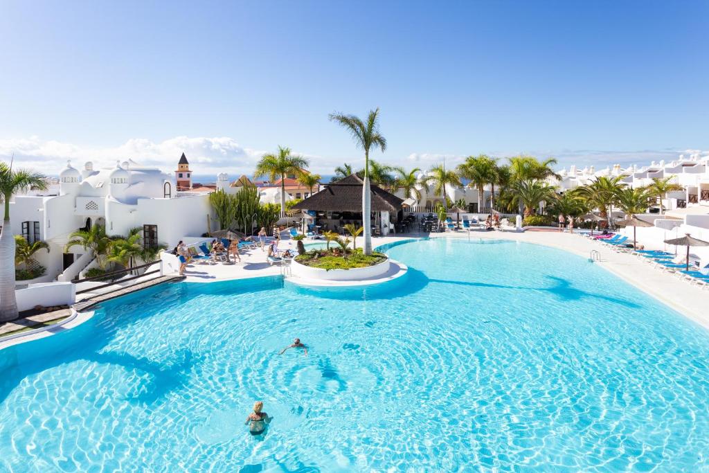 Piscina de la sau aproape de Adeje Paradise Apartments