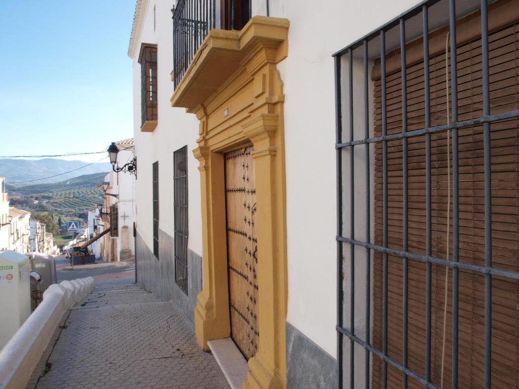un callejón estrecho con una puerta amarilla en un edificio en CASA REHABILITADA SIGLO XVIII, en Baena