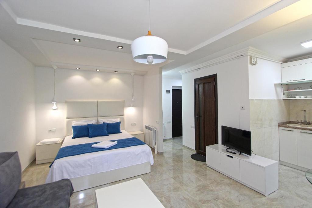 um quarto com uma cama king-size e uma televisão em Vagarshyan 19 k.29 em Yerevan