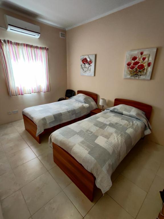 Doms Apartment - Twin Room With Private Bathroom