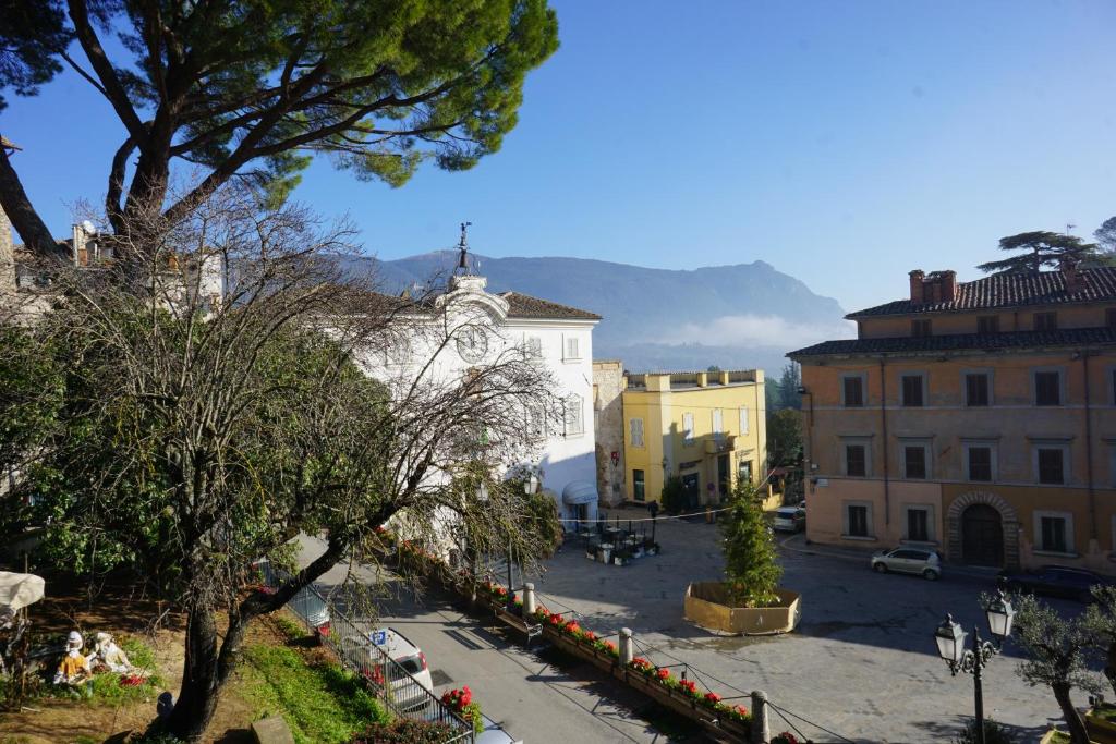 uma vista para uma rua da cidade com edifícios em B&b In Piazza - San Gemini - Umbria em San Gemini