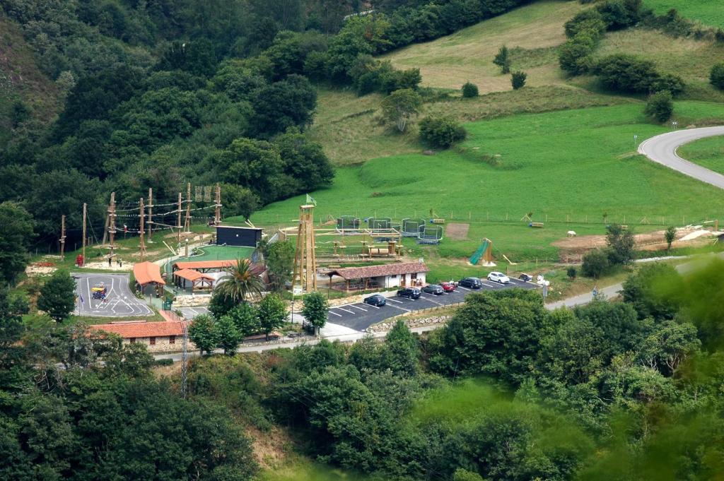 an aerial view of a building with a parking lot at Alojamiento Rural Cabuerniaventura in Ruente