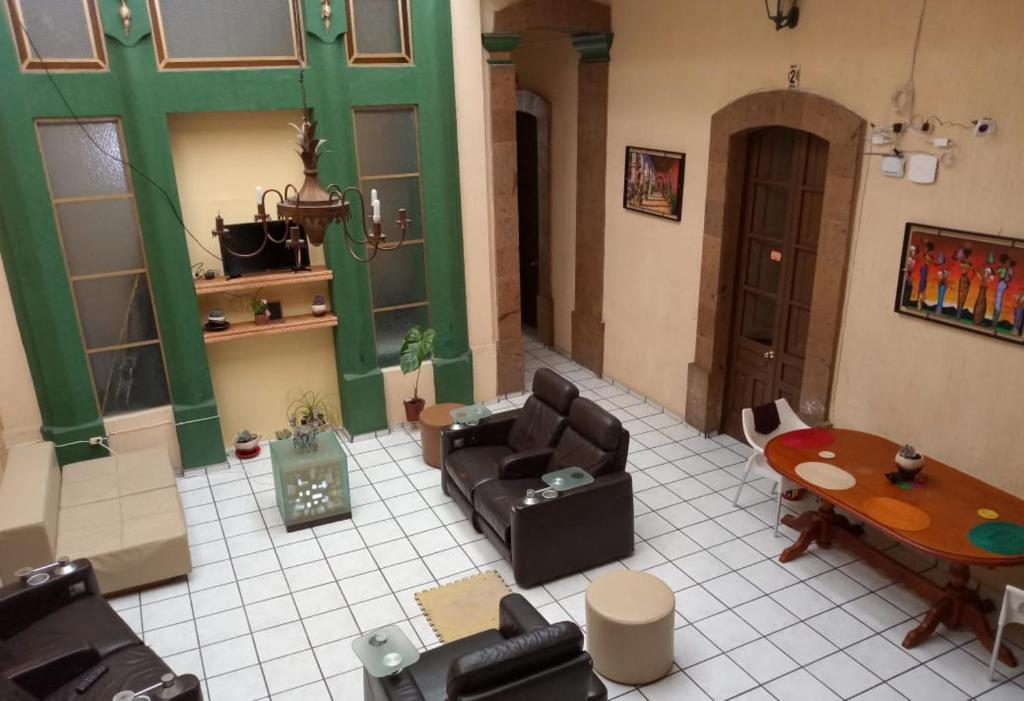 een woonkamer met een bank en een tafel bij Hostal Guadalajara in Guadalajara