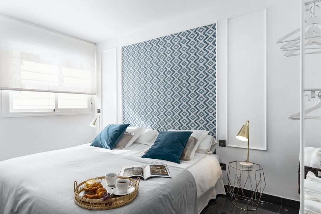 A bed or beds in a room at Apartamentos Pedregalejo Beach Playa