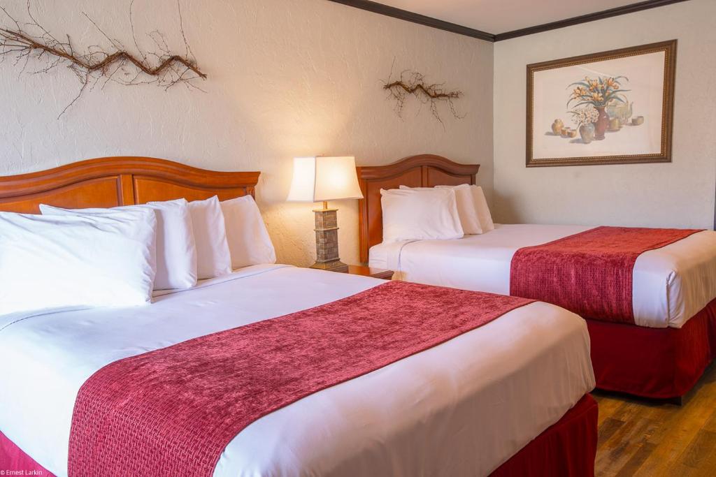 Кровать или кровати в номере Townsend River Breeze Inn