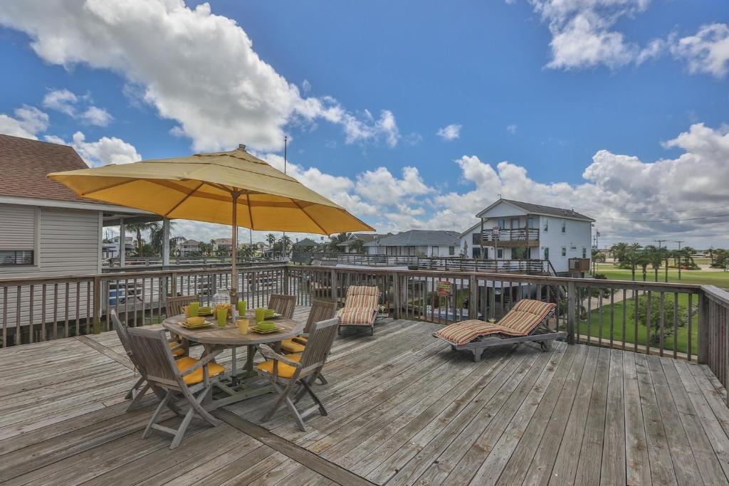 Tropical Oasis In Beautiful GalvestonTiki Island home, Virginia Point