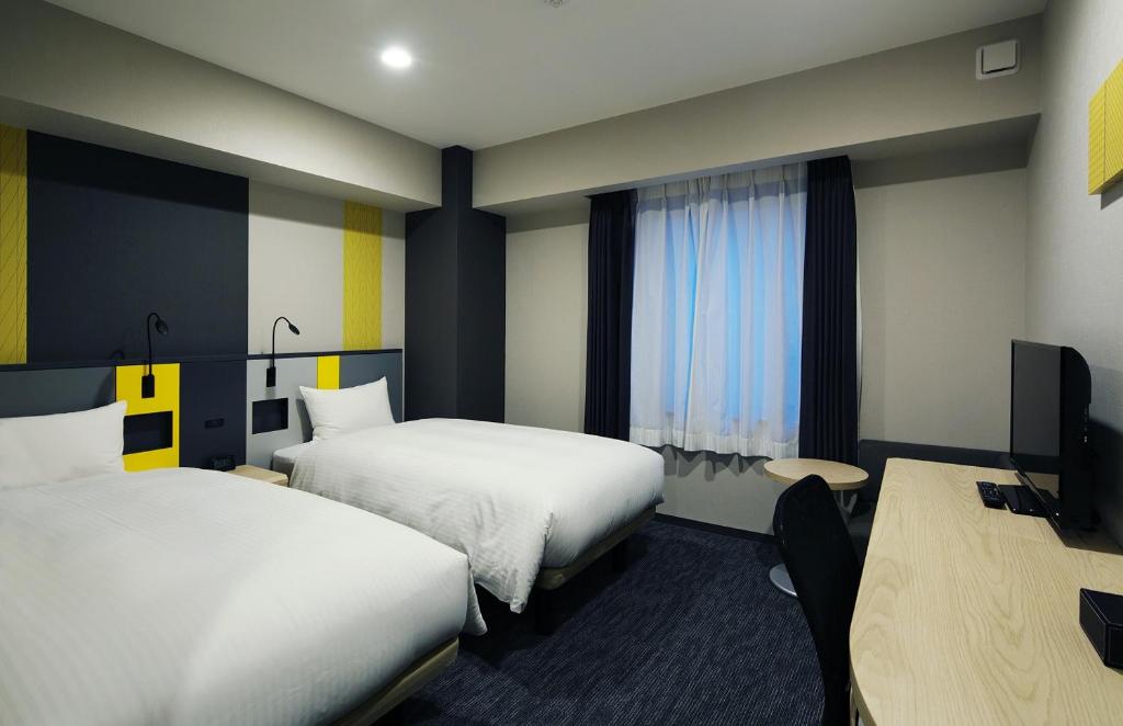 Un pat sau paturi într-o cameră la Smile Hotel Utsunomiya Nishiguchi Ekimae