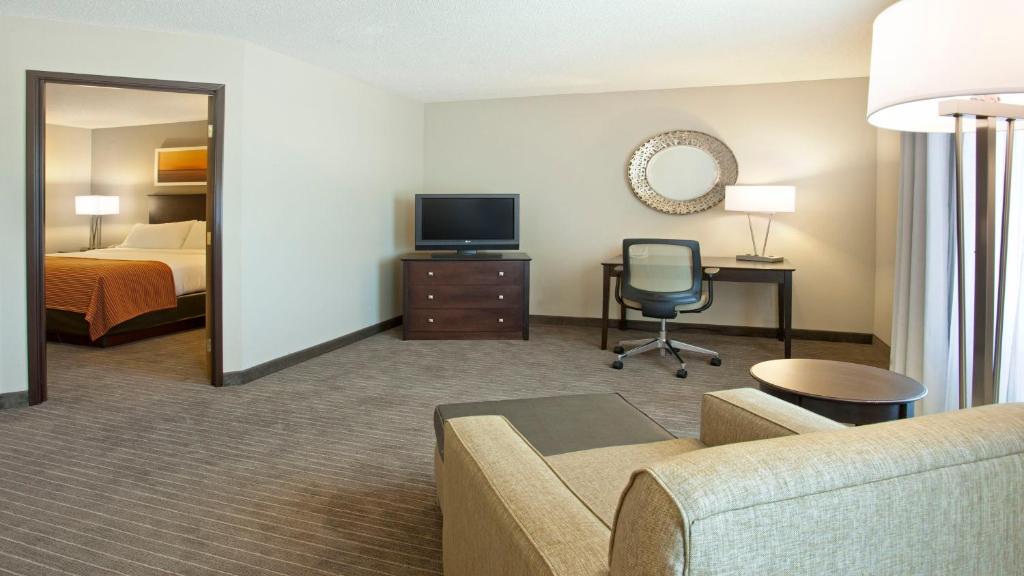 Holiday Inn Express Hotel & Suites Minneapolis - Minnetonka, an IHG Hotel - Suite King Con Sofá Cama - Comunicaciones Accesibles