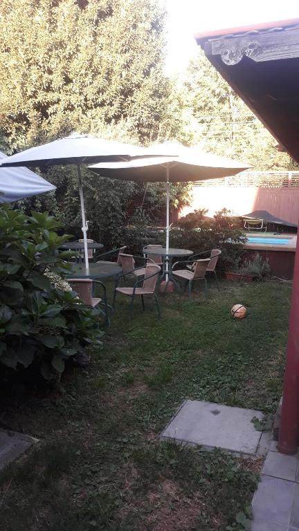 Um jardim no exterior de Hostal Helios