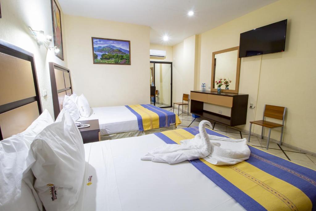 Postel nebo postele na pokoji v ubytování Hotel Ambassador Mérida