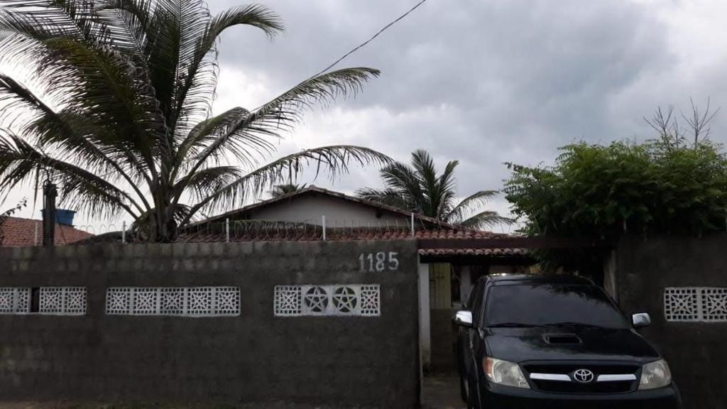 ein schwarzes Auto, das vor einem Zaun parkt in der Unterkunft Casa de praia em Atalaia in Luis Correia