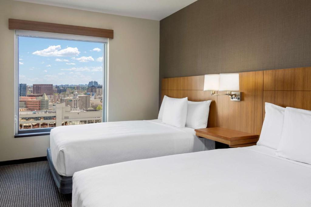 丹佛的住宿－丹佛市中心凱悅廣場酒店，酒店客房设有两张床和大窗户。
