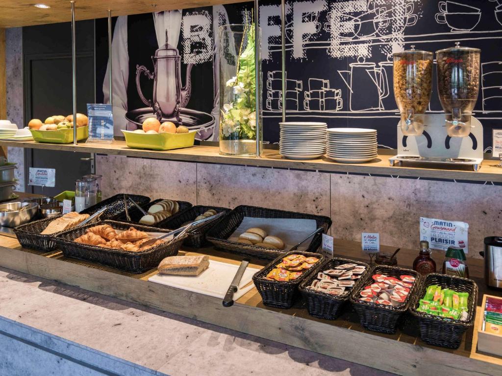 um buffet com pão e outros alimentos em exposição em ibis budget Dieppe Centre Port em Dieppe