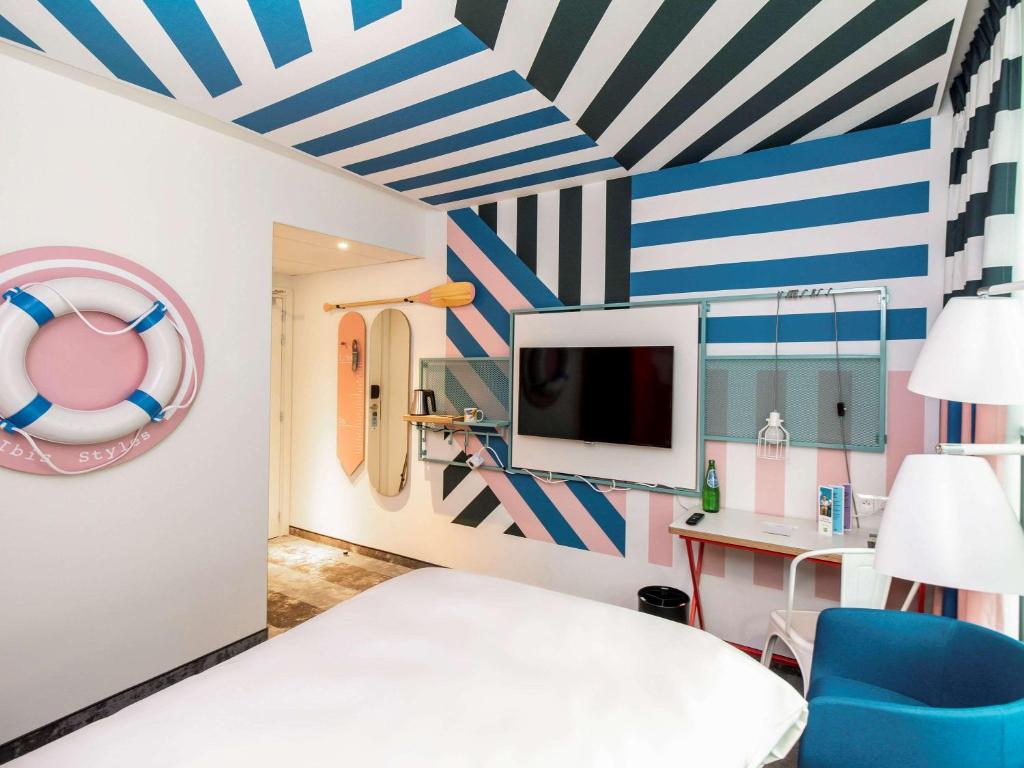 TV a/nebo společenská místnost v ubytování ibis Styles Warszawa Centrum