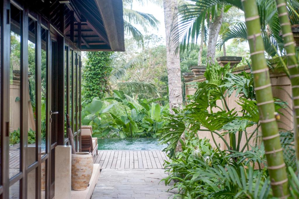Zahrada ubytování Komaneka at Tanggayuda Ubud