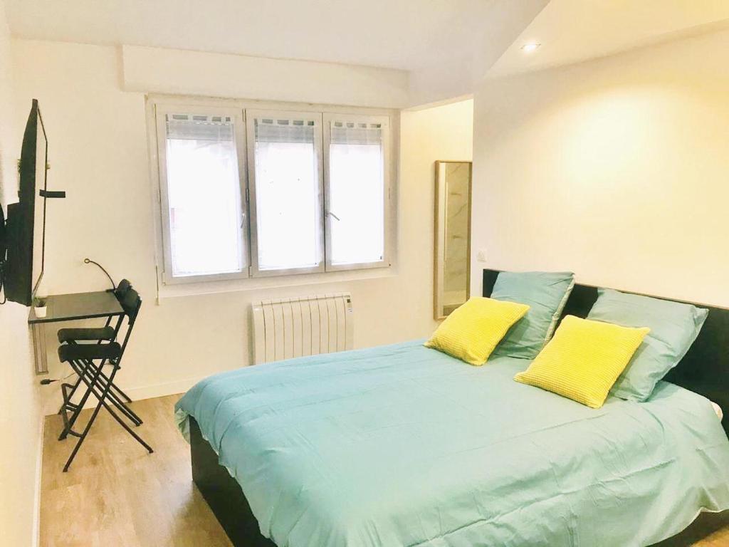 Giường trong phòng chung tại STUDIO ZEN SOBRE CHIC