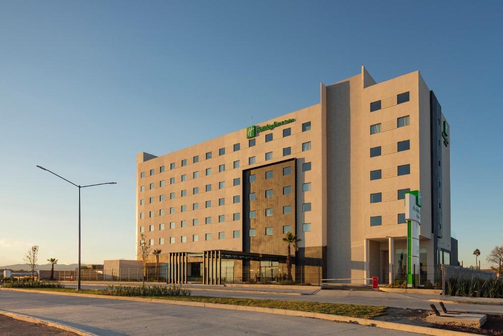 un gran edificio al lado de una calle en Holiday Inn & Suites - Aguascalientes, an IHG Hotel en Aguascalientes