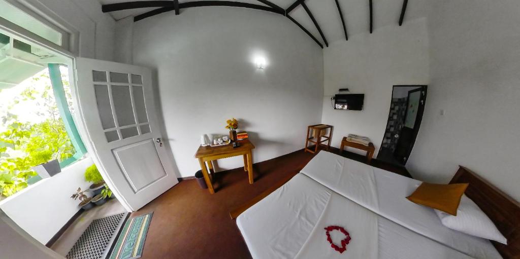 TV a/nebo společenská místnost v ubytování Kandy Mountain Cottage