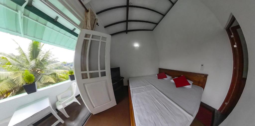 Postel nebo postele na pokoji v ubytování Kandy Mountain Cottage