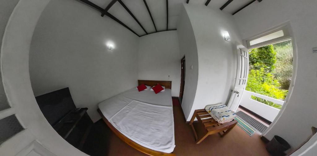Postel nebo postele na pokoji v ubytování Kandy Mountain Cottage