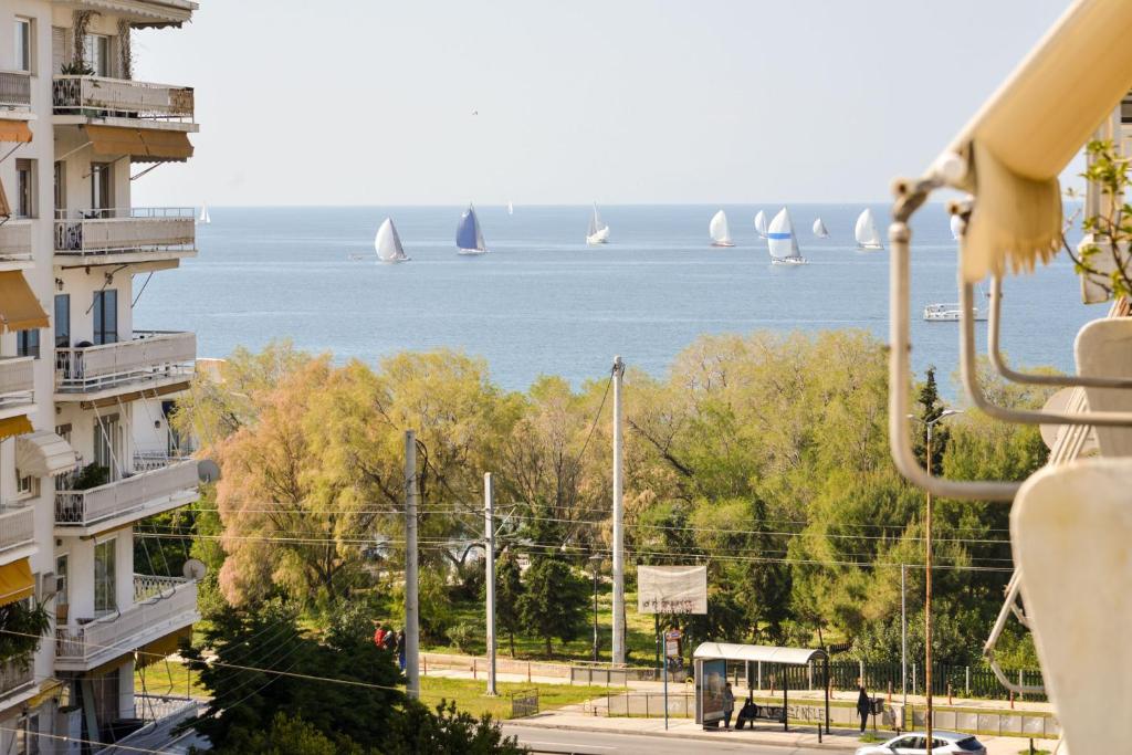 - une vue sur l'eau avec des voiliers au loin dans l'établissement Athens Sea view 2 floor apartment next to Marina, à Athènes