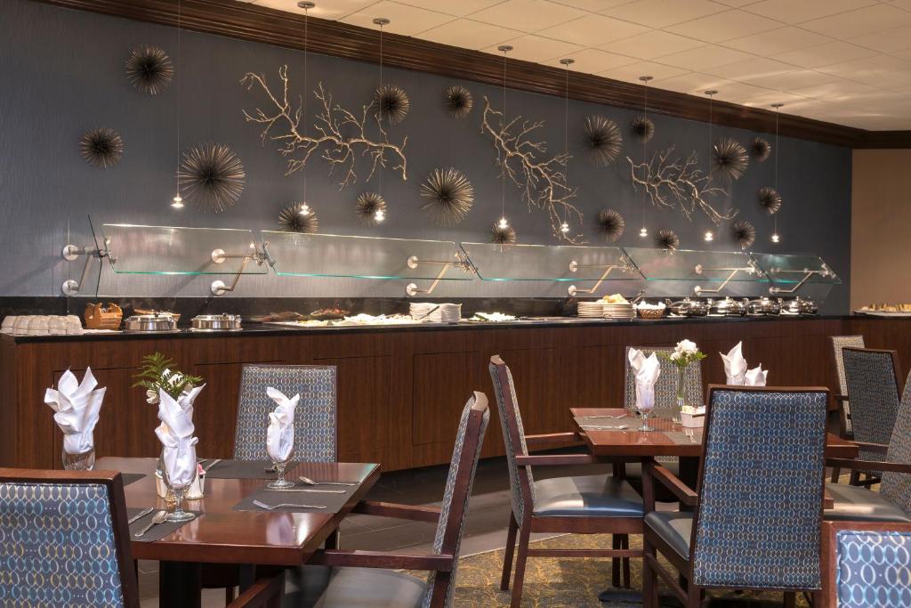 Holiday Inn Cleveland - South Independence by IHG photo