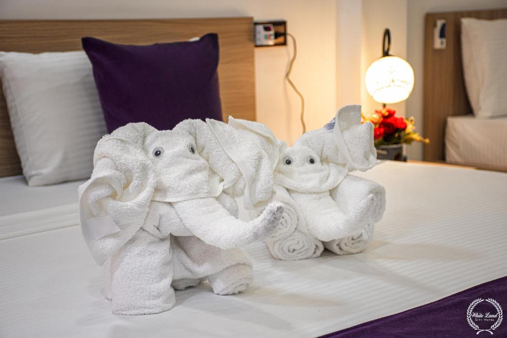 Postel nebo postele na pokoji v ubytování White Land City Hotel