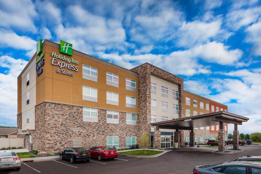 un hotel con coches estacionados en un estacionamiento en Holiday Inn Express & Suites - Rice Lake, an IHG Hotel en Rice Lake