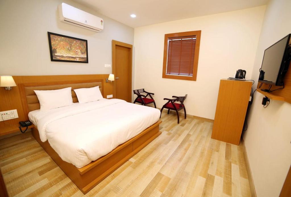 TV a/nebo společenská místnost v ubytování Banyan hotel&restro