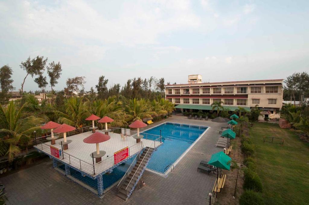 Bazén v ubytování Hotel Sonar Bangla Mandarmoni nebo v jeho okolí