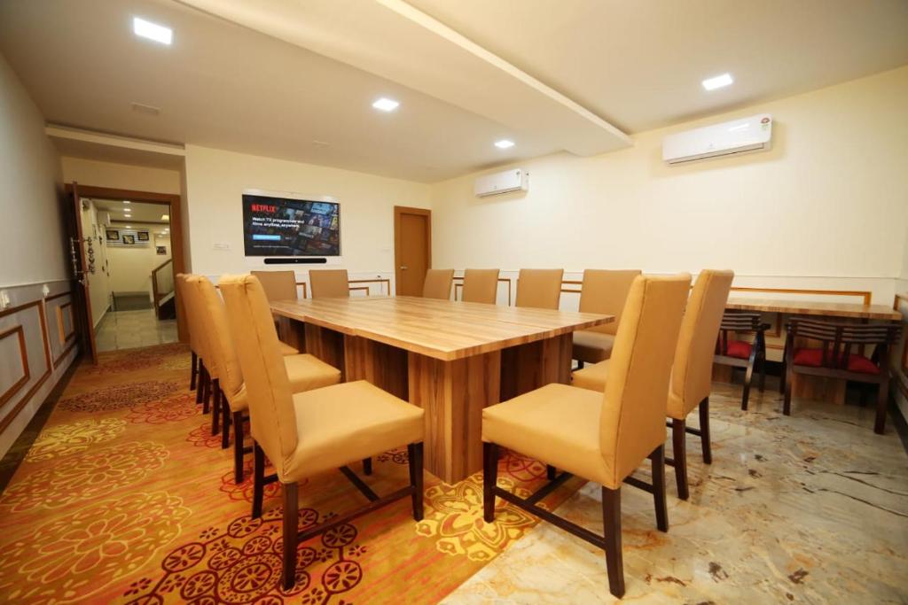 TV a/nebo společenská místnost v ubytování Banyan hotel&restro
