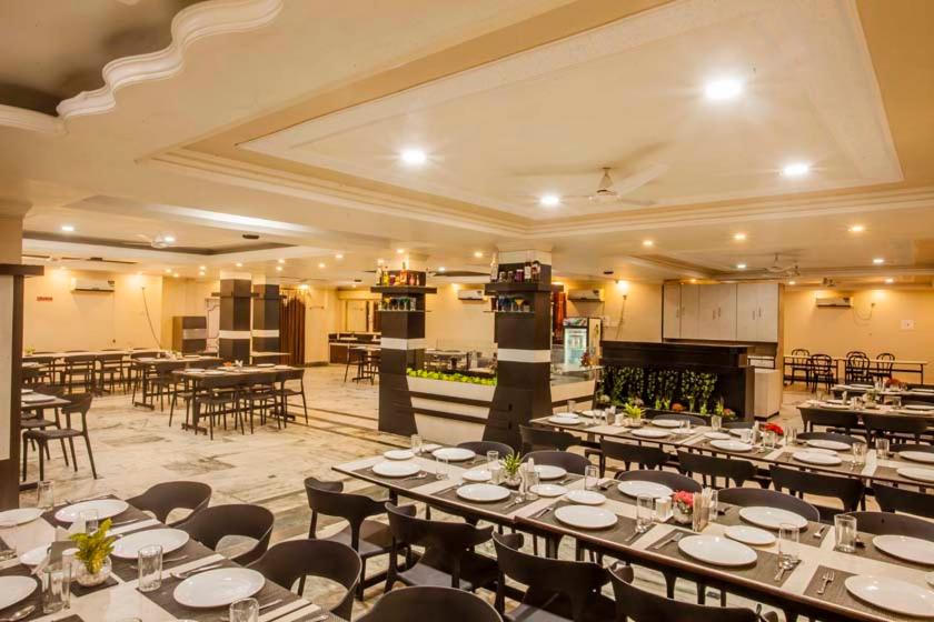 Restaurace v ubytování Hotel Sonar Bangla Tarapith