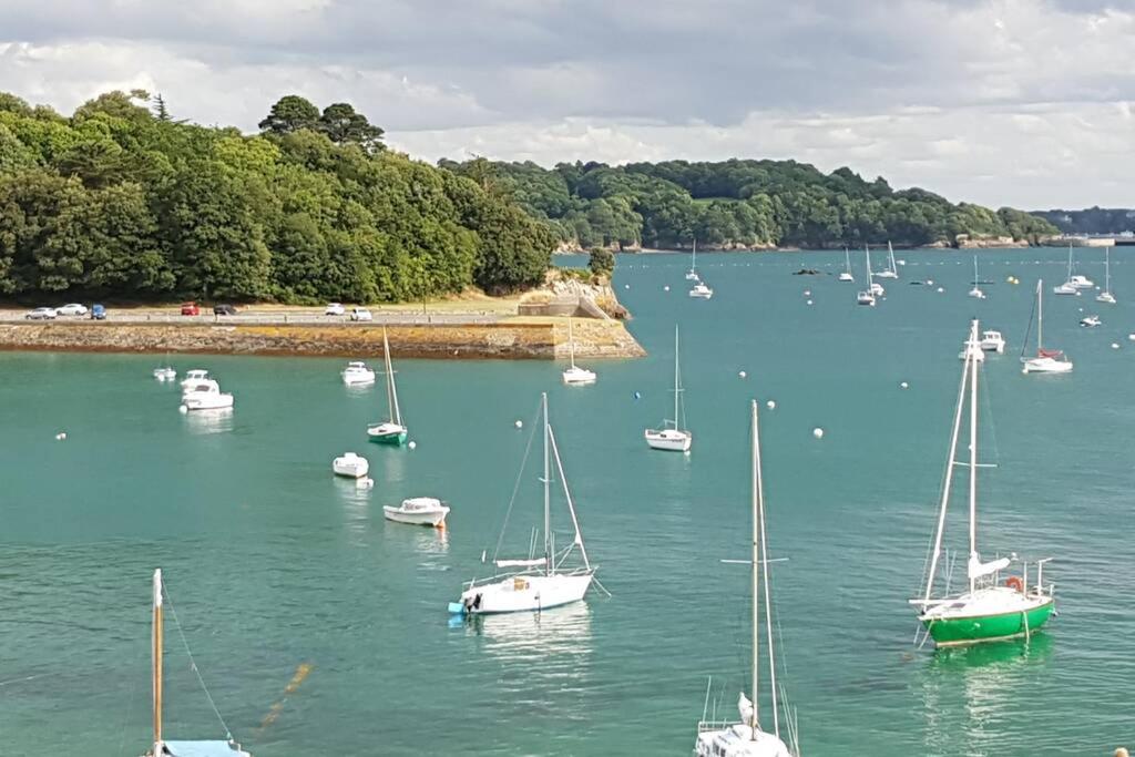 un gruppo di imbarcazioni in un grande bacino idrico di Le Solidor vue mer a Saint Malo