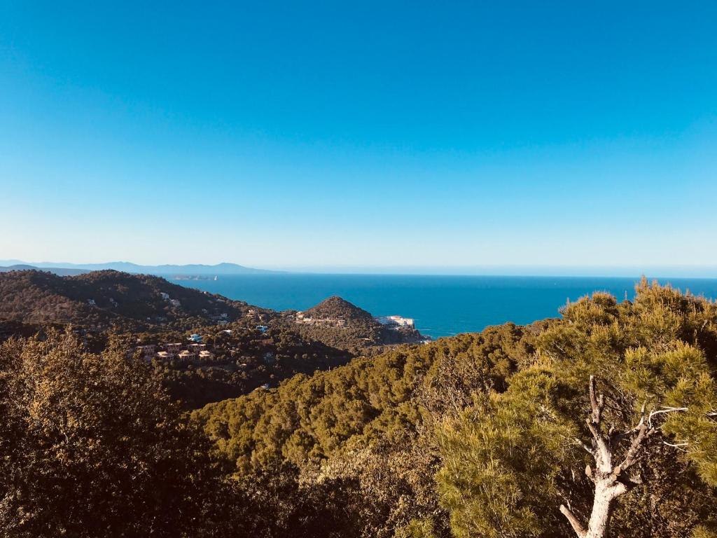 a view of the ocean from the top of a mountain at Can Estrellas apartamento vista mar in Begur