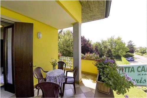 a patio with a table and chairs on a balcony at Affittacamere Marisa in Valeggio sul Mincio