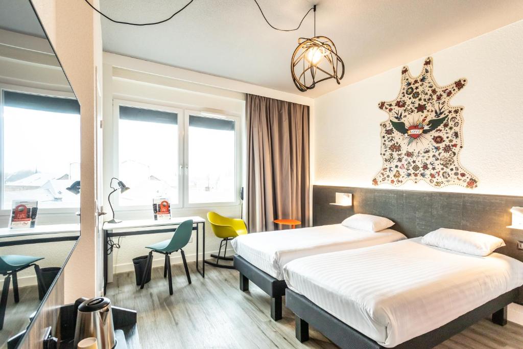 Llit o llits en una habitació de The Originals City, Hôtel Le Berry, Bourges