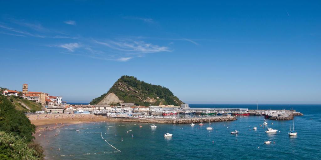 un grupo de barcos en el agua en un puerto en LOA GETARIA, en Getaria