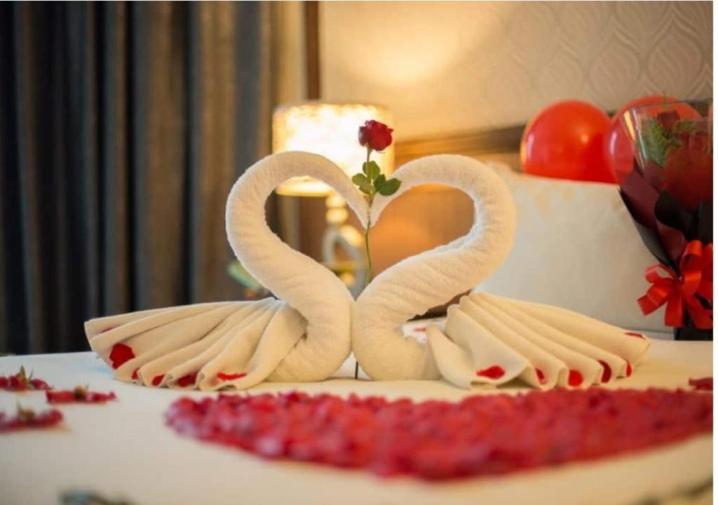 dwa białe łabędzie zrobione z fondantu na torcie w obiekcie Adya Hotel Langkawi w mieście Kuah