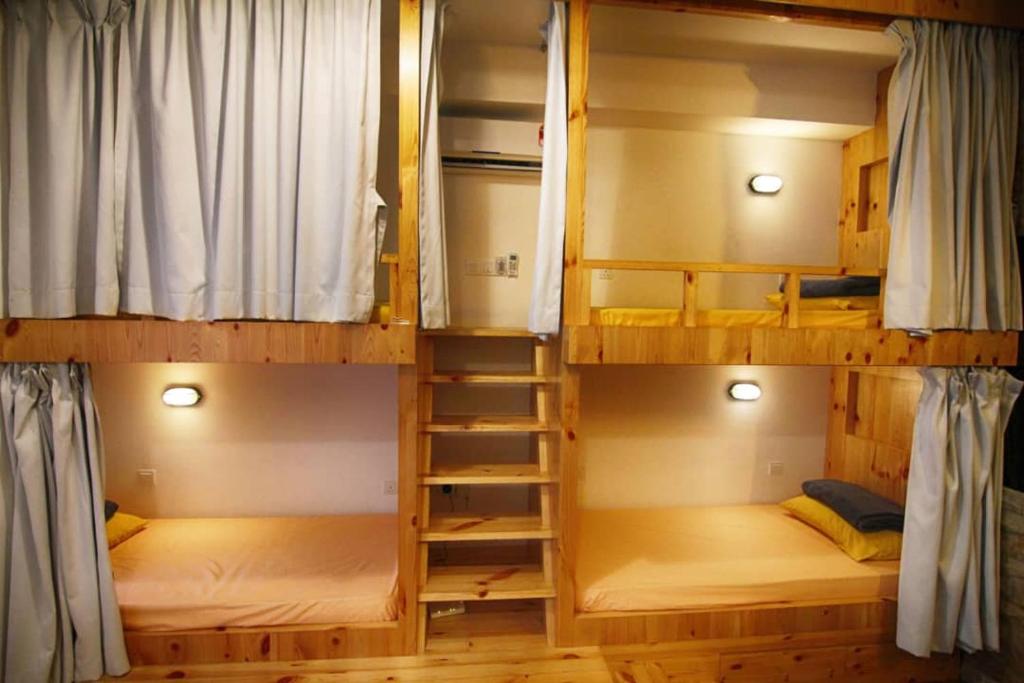 Palanda nebo palandy na pokoji v ubytování D'calton seaview apartment