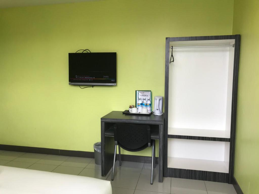 TV a/nebo společenská místnost v ubytování SARIKEI GARDEN HOTEL
