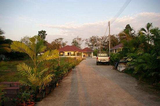 eine Straße mit einem LKW vor einem Haus in der Unterkunft Little Paradise in Ban Phe