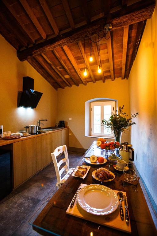 Televízia a/alebo spoločenská miestnosť v ubytovaní Bolgheri Wine Suite