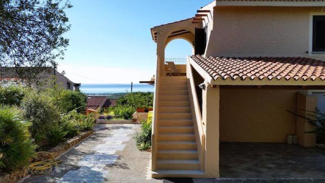 奧提奧洛港的住宿－Bilo Vista Mare Agrustos，房屋,有楼梯通往房子