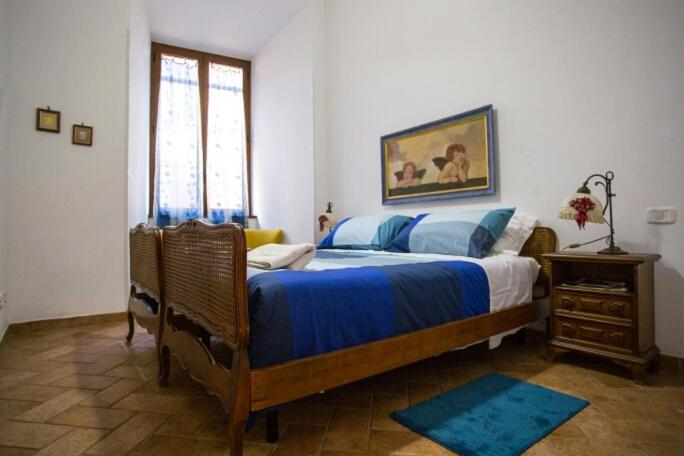una camera da letto con un grande letto con cuscini blu di Il Seminario a Sutri