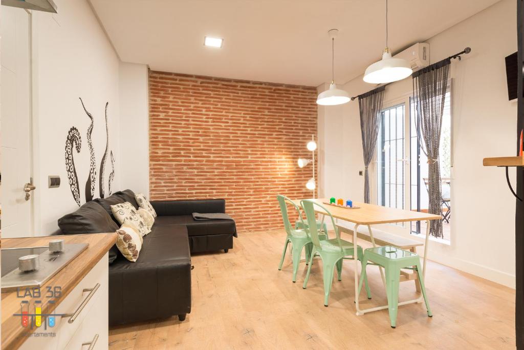Televízia a/alebo spoločenská miestnosť v ubytovaní LAB 36 Apartaments