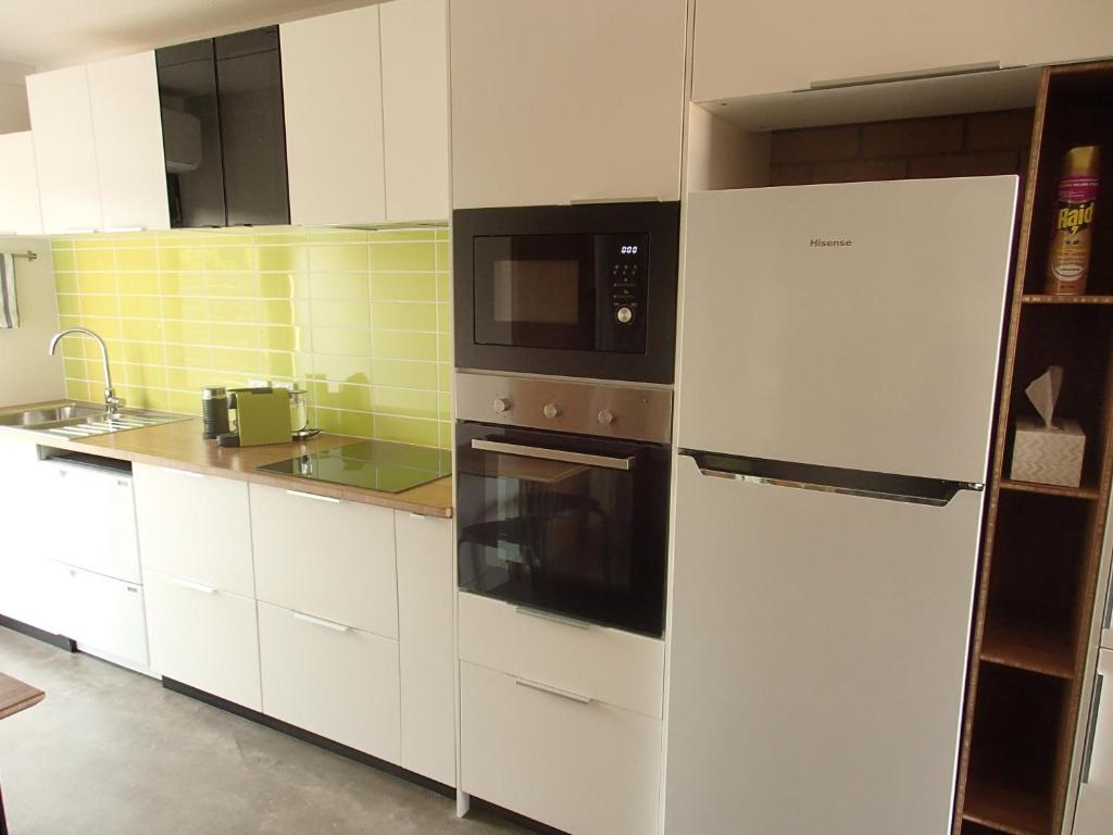 uma cozinha com um frigorífico branco e um micro-ondas em Wahgunyah Motel em Wahgunyah