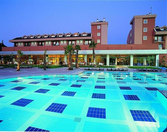 ein großes Gebäude mit einem Pool mit Sonnenkollektoren in der Unterkunft Viking Park Hotel in Kemer
