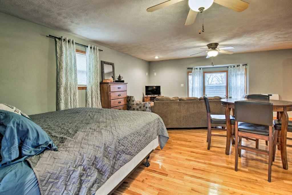 ein Schlafzimmer mit einem Bett, einem Tisch und einem Sofa in der Unterkunft Stockton Lake Escape with Kitchen, Half Mile to Lake in Stockton