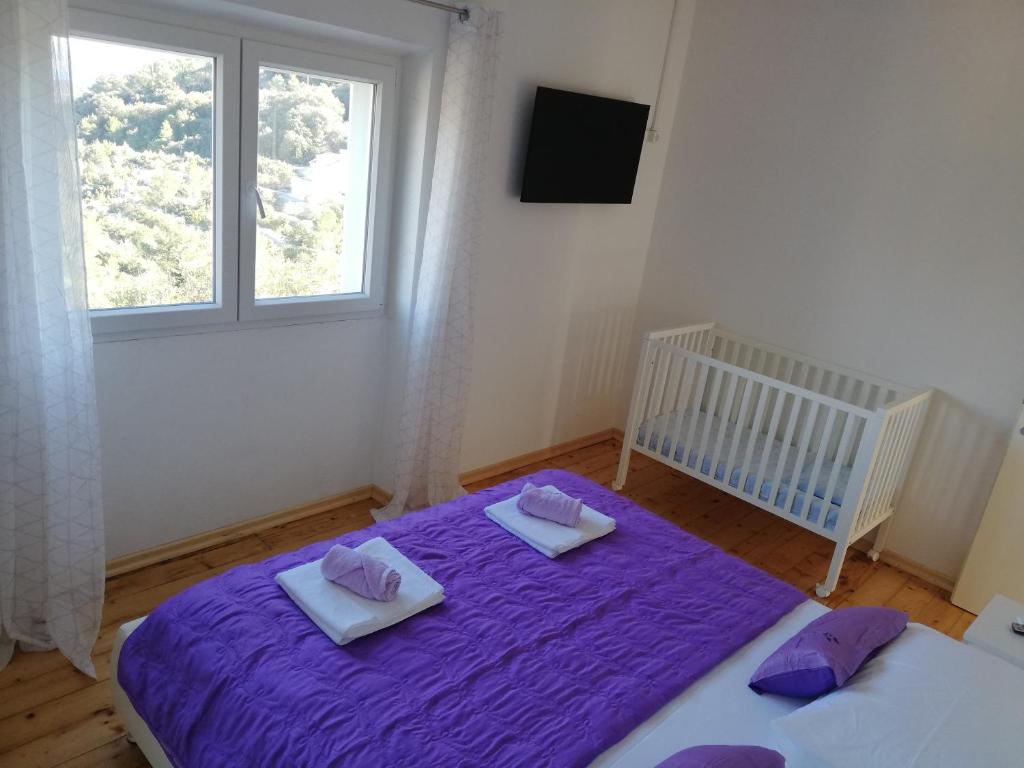 Un pat sau paturi într-o cameră la Holiday Home Korkyra Sunrise