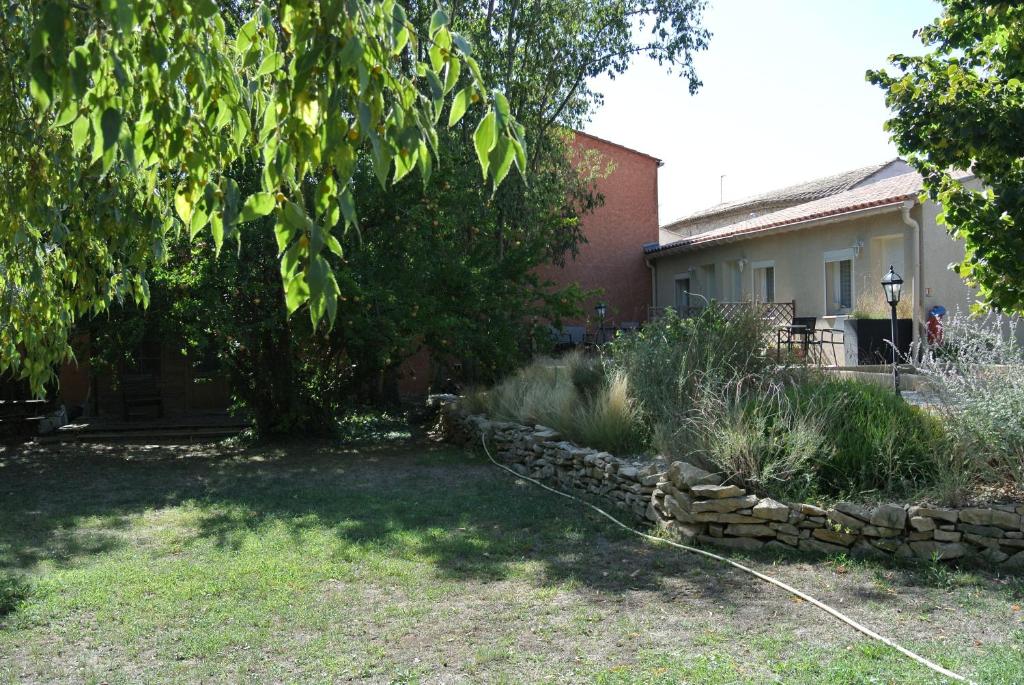 Zahrada ubytování Logis Hôtel Restaurant Le Clos des Capitelles